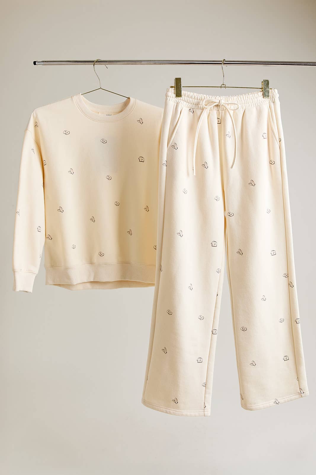 'BAKERY' GRAPHIC SWEATSHIRT AND SWEATPANTS