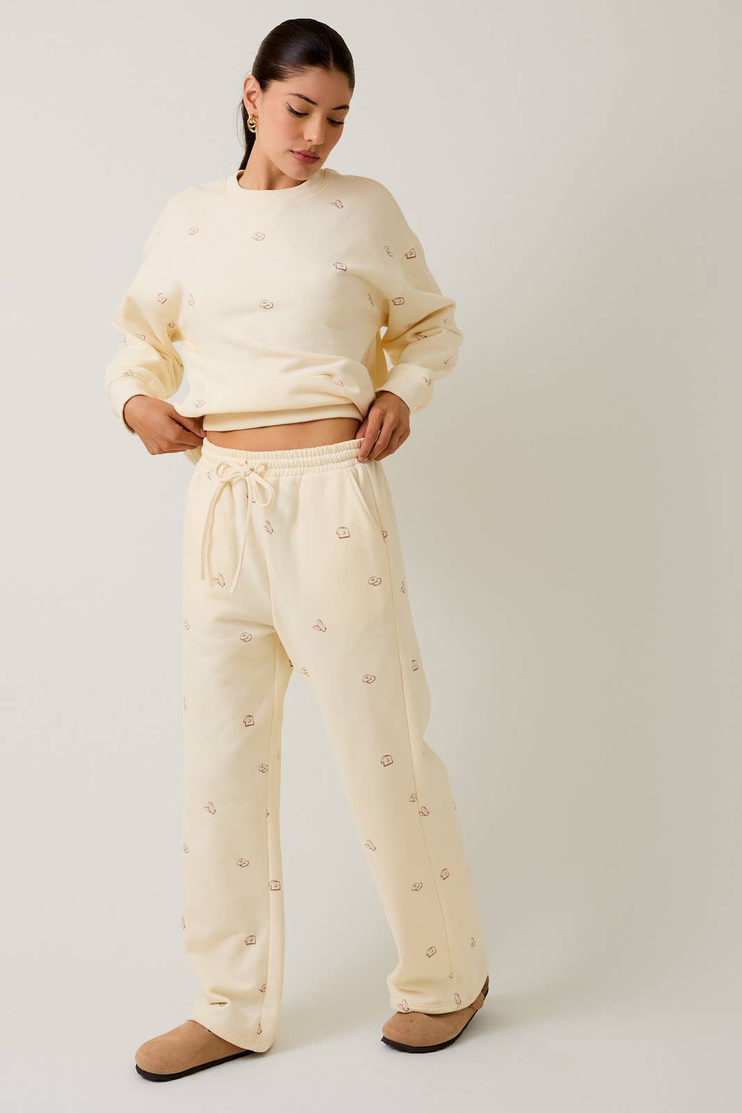 'BAKERY' GRAPHIC SWEATSHIRT AND SWEATPANTS