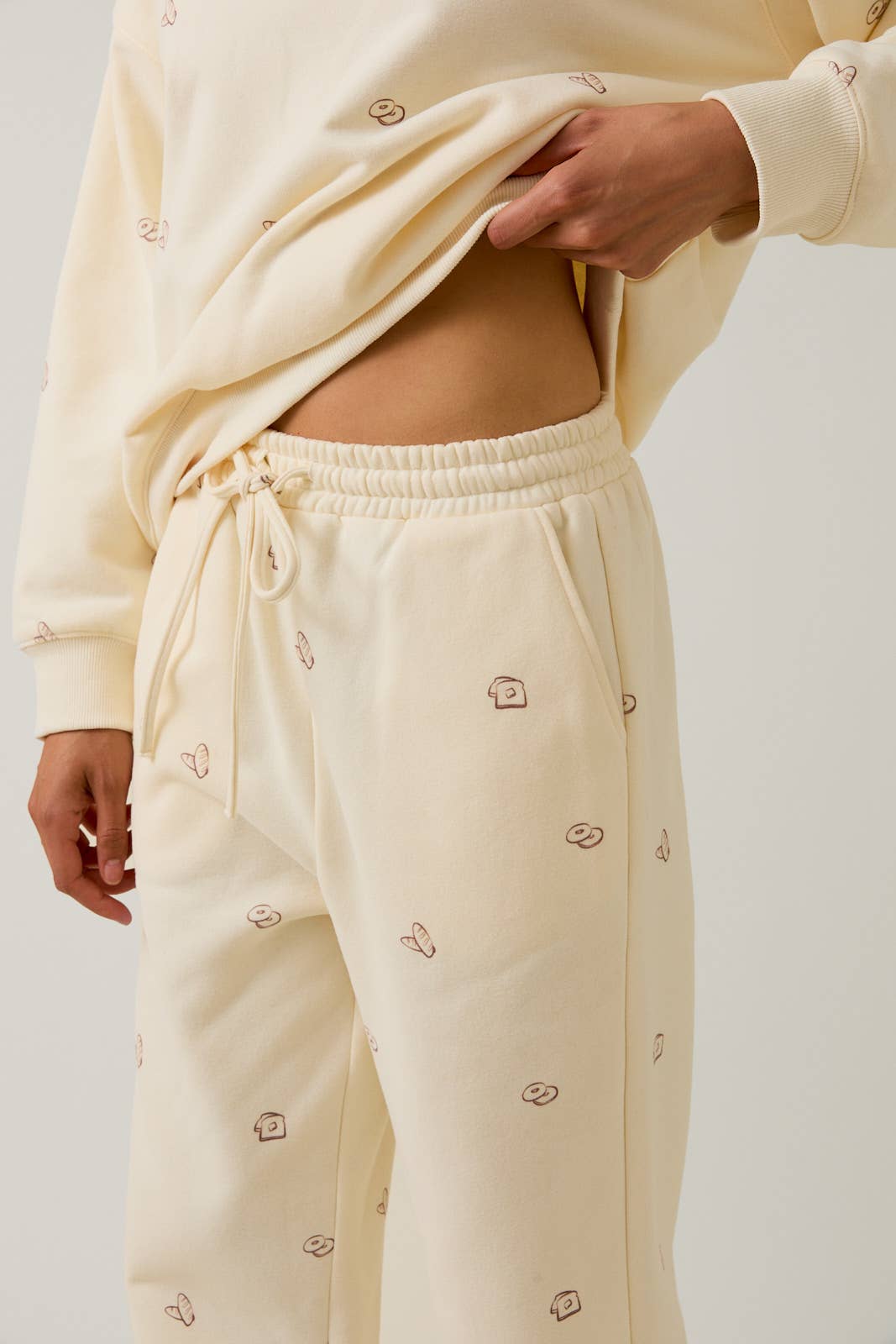 'BAKERY' GRAPHIC SWEATSHIRT AND SWEATPANTS