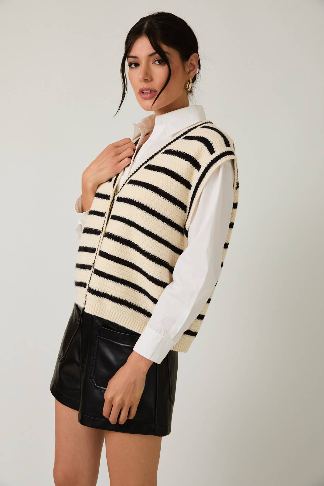 V-NECK BUTTON DOWN SLEEVELESS STRIPE SWEATER VEST
