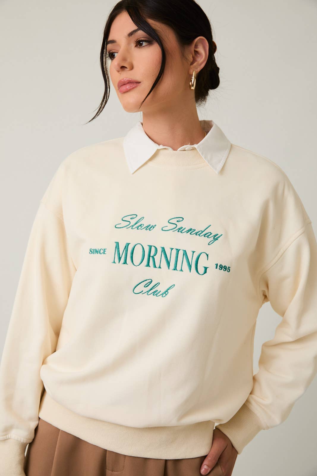 CREW NECK "SLOW SUNDAY MORNING CLUB" SWEATSHIRT